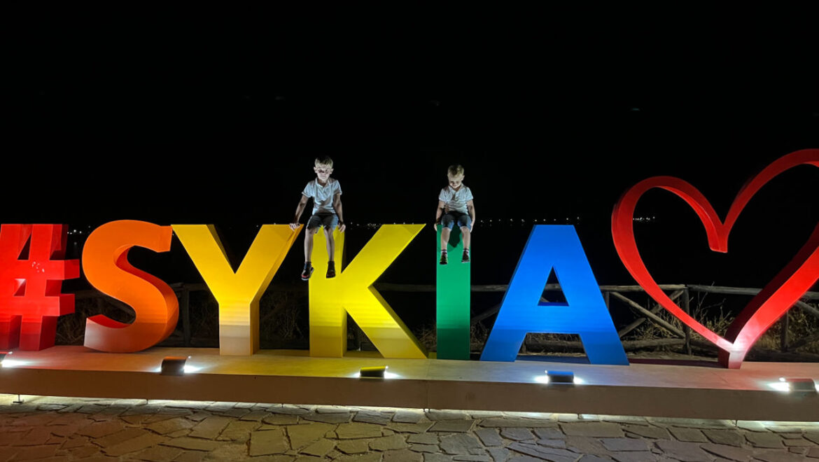 sykia nápis v noci
